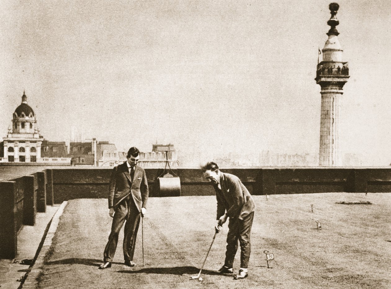 Toimistotyöntekijöiden golfharjoittelu Adelaide Housen katolla, Wonderful London, julkaistu 1926-27 (syväpaino) tekijältä English Photographer