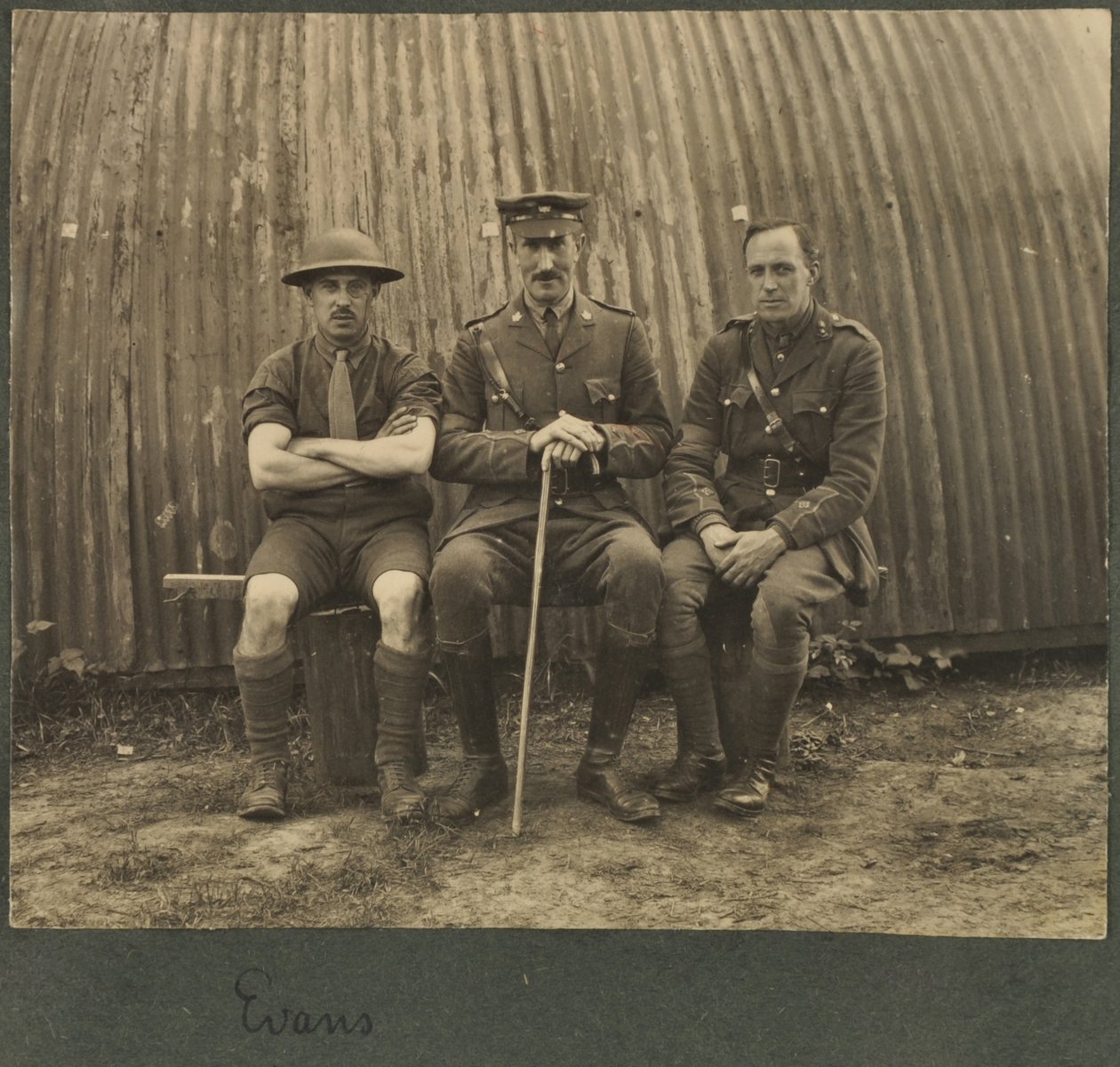 Kolmen sotilaan ryhmä Nissan-majan ulkopuolella, n. 1914–1918 tekijältä English Photographer