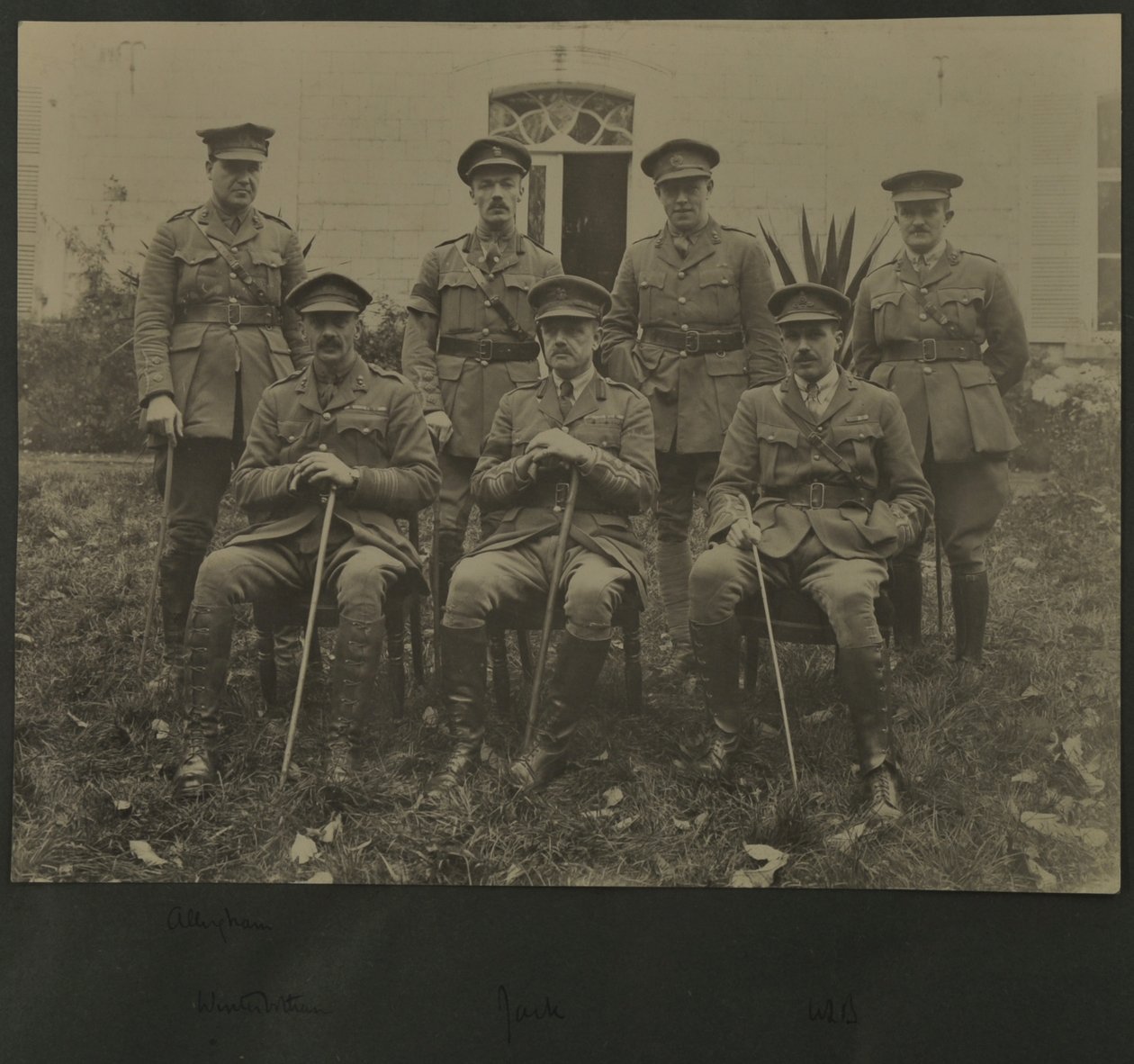 Ryhmämuotokuva seitsemästä miehestä sotilasunivormussa, 1914-18 tekijältä English Photographer