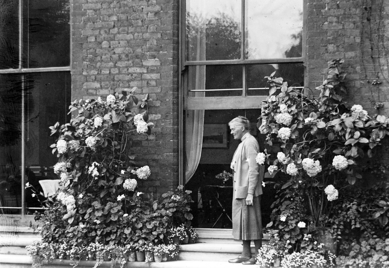 Gulielma Lister kotonaan, Sycamore House, Leytonstone, n. 1930 tekijältä English Photographer
