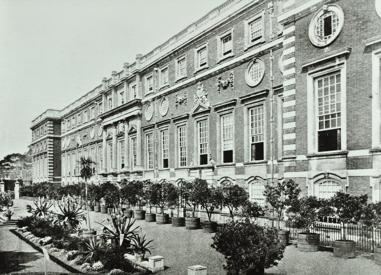 Hampton Court Palace, Hampton Court Road, Richmond: The Terrace, Wrens Court, 1896 tekijältä English Photographer