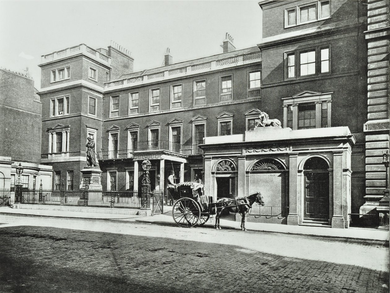 Hansom-taksi sotatoimiston ulkopuolella Pall Mall, Willis Collection, 1890 tekijältä English Photographer