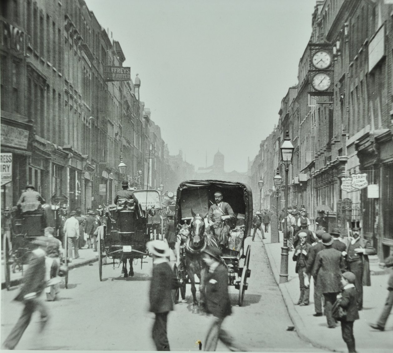 Hatton Garden: katsot pohjoiseen Lontoon Holborn Circusista, 1895 tekijältä English Photographer