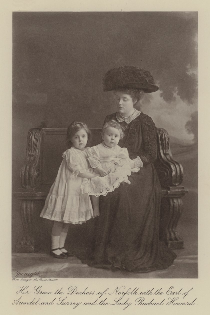 Hänen armonsa Norfolkin herttuatar Arundelin ja Surreyn jaarlin ja Lady Rachael Howardin kanssa (s/w-kuva). tekijältä English Photographer