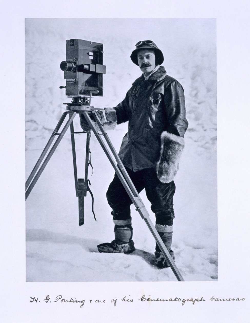 Herbert Ponting (1870-1935) elokuvakameran kanssa Terra Nova -matkalla (1910-13) etelänavalle kapteeni Scottin johdolla, 1910-12 tekijältä English Photographer