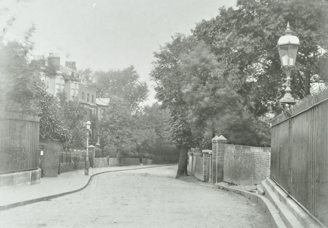 Highgate Archway: itäinen lähestymistapa, jossa vanha lamppu kiinnitetty kaiteisiin, 1896 tekijältä English Photographer