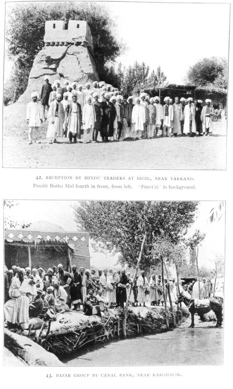 Hindukauppiaat Bigilissä, lähellä Yarkandia ja ryhmä Kharghalikin lähellä olevassa basaarissa, Sir Aurel Steinin julkaisusta Ruins of Desert Cathay, julkaistu 1912 tekijältä English Photographer