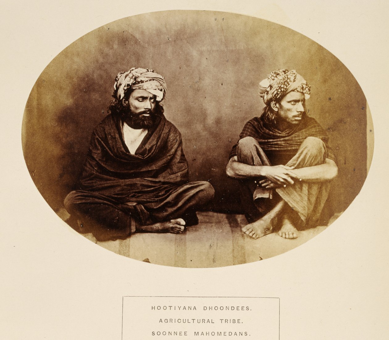 Hootiyana Dhoondees, Agricultural Tribe, Soonnee Mahomedans, Mooltan, J. Forbes Watsonin teoksesta The People of India, julkaistu 1868 (albumiprintti) tekijältä English Photographer