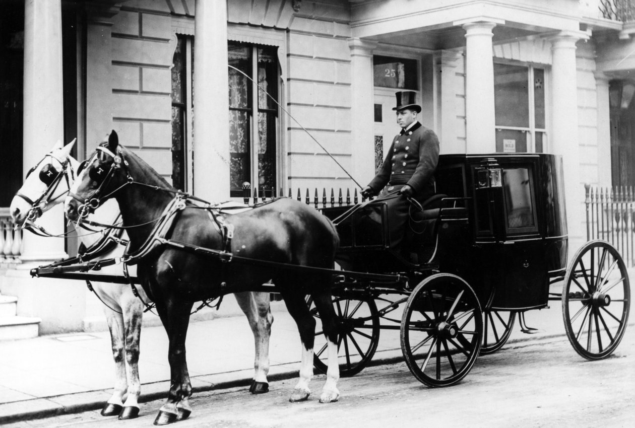 Hevoskärryt osoitteen 24 Gloucester Square ulkopuolella, Hyde Park, Lontoo, n. 1890 tekijältä English Photographer