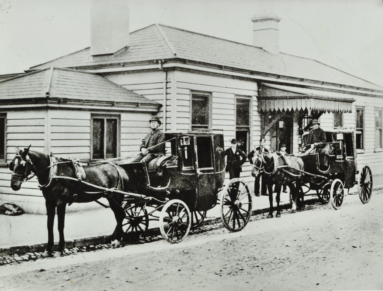 Hevosvetoiset taksit Westbourne Parkin asemalla, 1885 tekijältä English Photographer