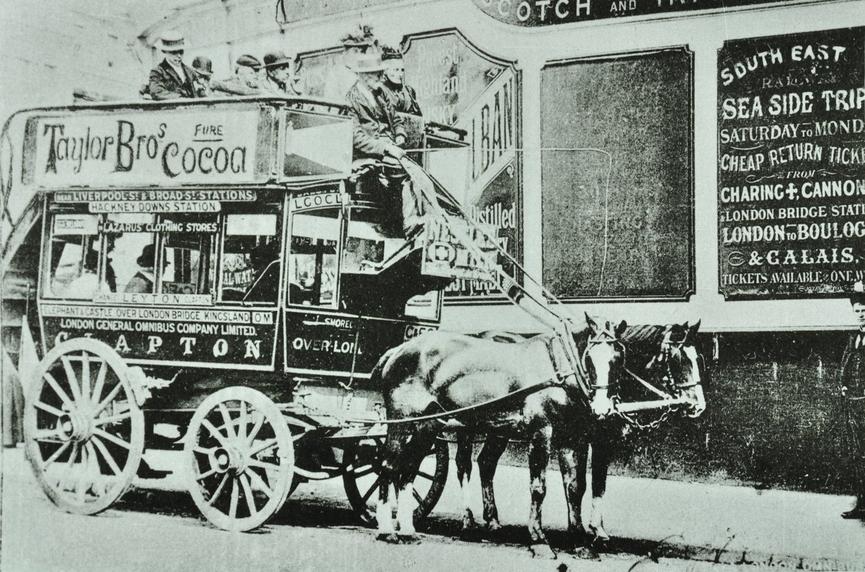 Hevosvetoinen omnibussi matkustajilla, 1899 tekijältä English Photographer