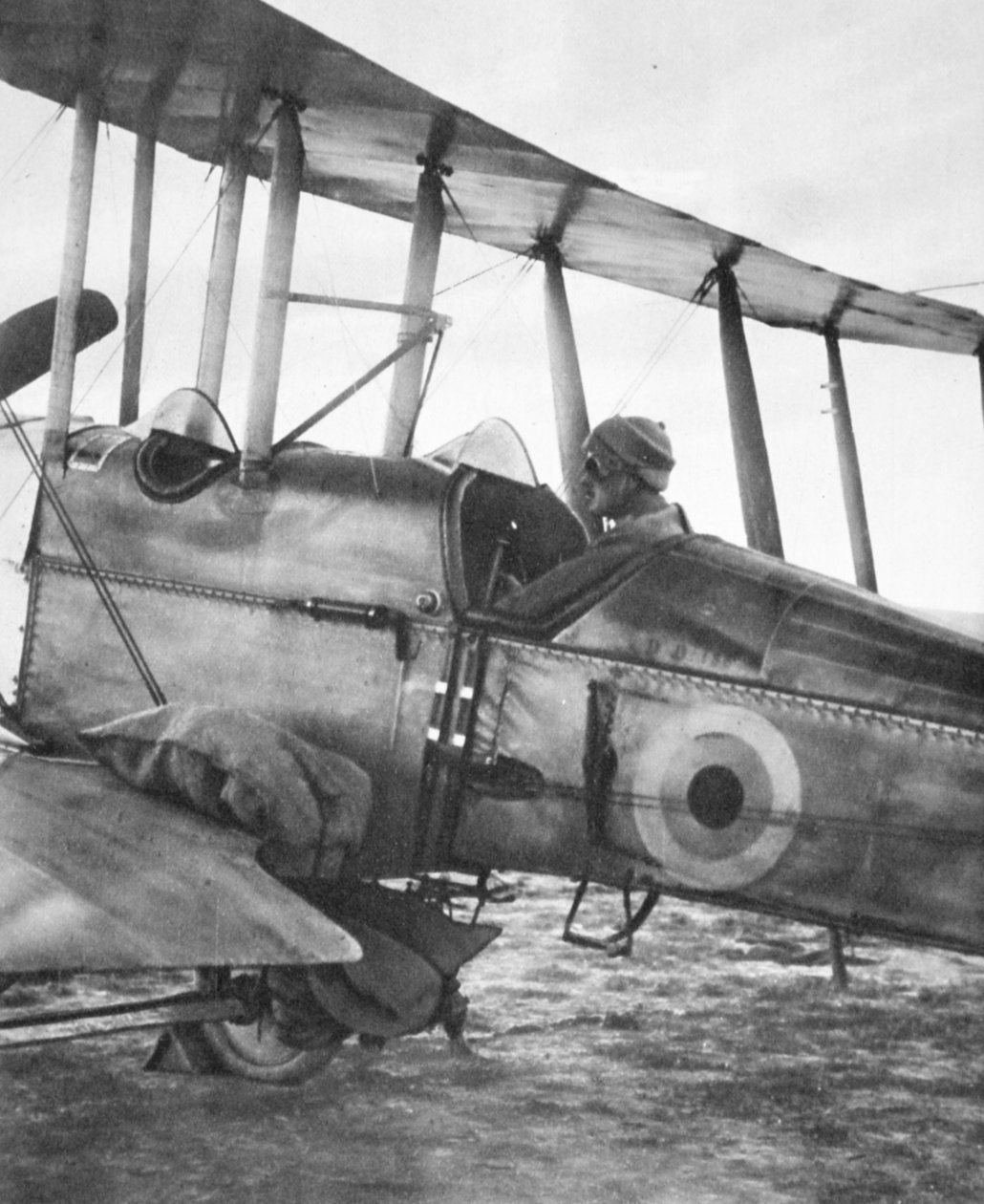 Kuinka Kut Garrisonia ruokittiin lentävällä koneella: valmis lentoon viljasäkkien kanssa, The Illustrated War News, 21. kesäkuuta 1916 tekijältä English Photographer