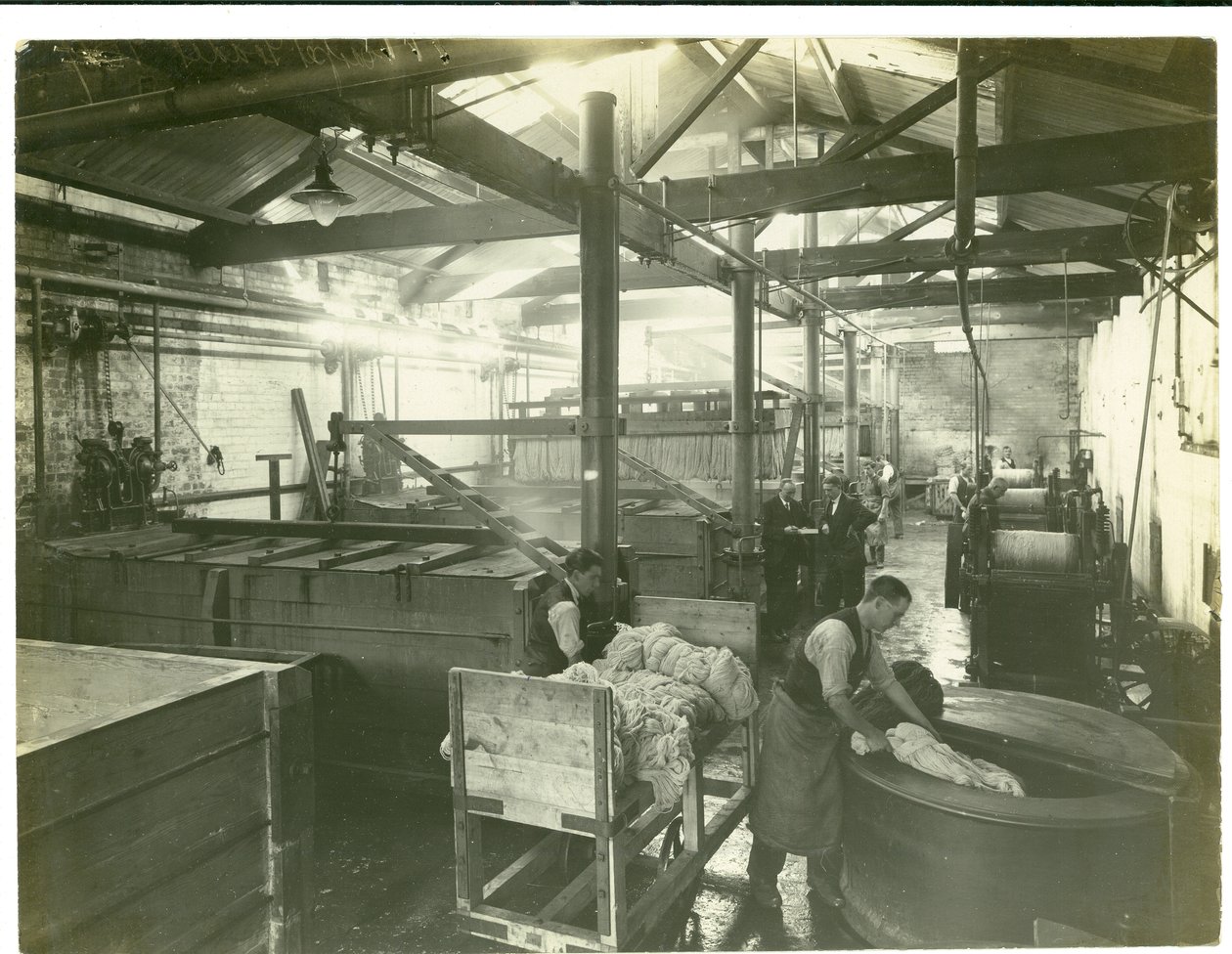 Hydraulisesti toimiva värjäämö, mattotehdas, 1923 tekijältä English Photographer