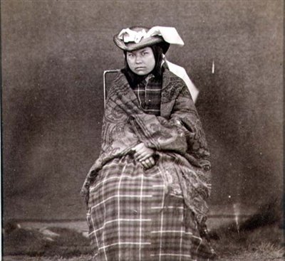 Intialainen nainen länsimaisissa vaatteissa, Royal Engineersin valokuvaama neljäkymmentäyhdeksännellä rinnalla (seepiakuva) tekijältä English Photographer