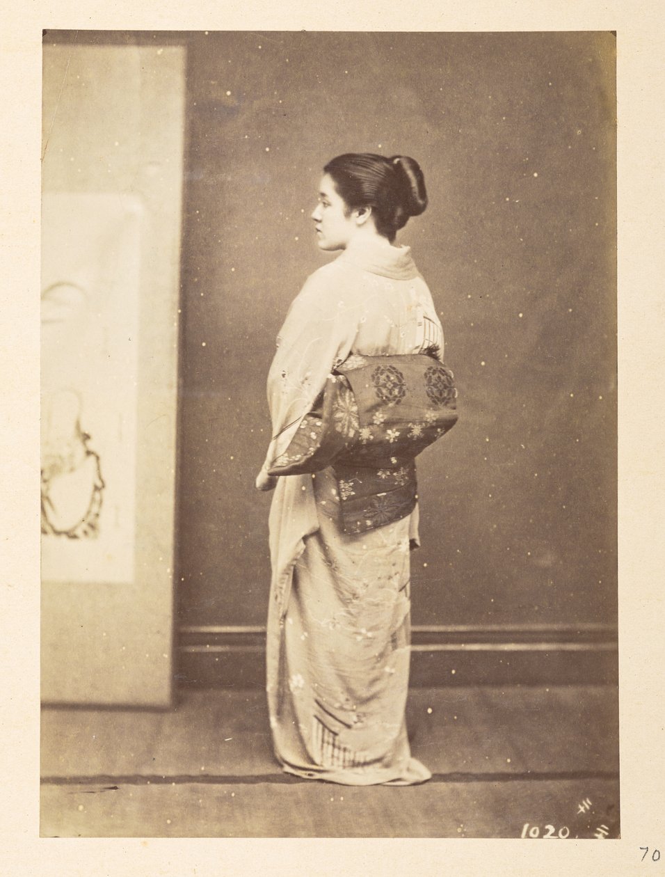 Japanilainen nainen perinteisessä asussa, Valokuvaaja: Tuntematon  Lucas Collection: Valokuvaennätys Charles Jamesin ja Morton P, Lucasin maailmankiertueesta tekijältä English Photographer