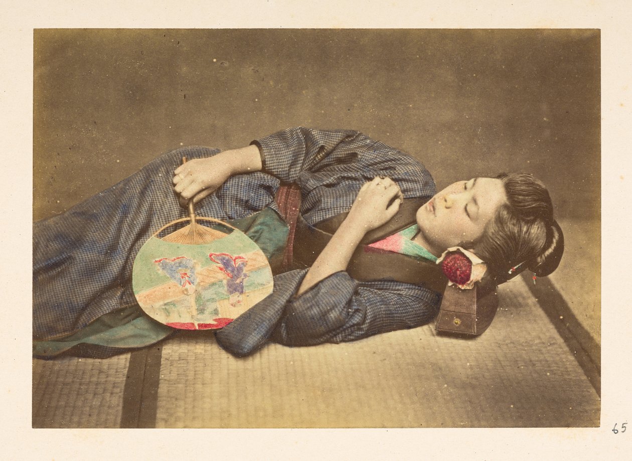 mulher japonesa dormindo, Retrato de estúdio de três quartos de uma jovem japonesa dormindo, segurando um leque na mão direita e com a cabeça apoiada em um travesseiro de madeira,   Fotógrafo: Desconhecido  Lucas Collection: Registro fotográfico do mundo f tekijältä English Photographer