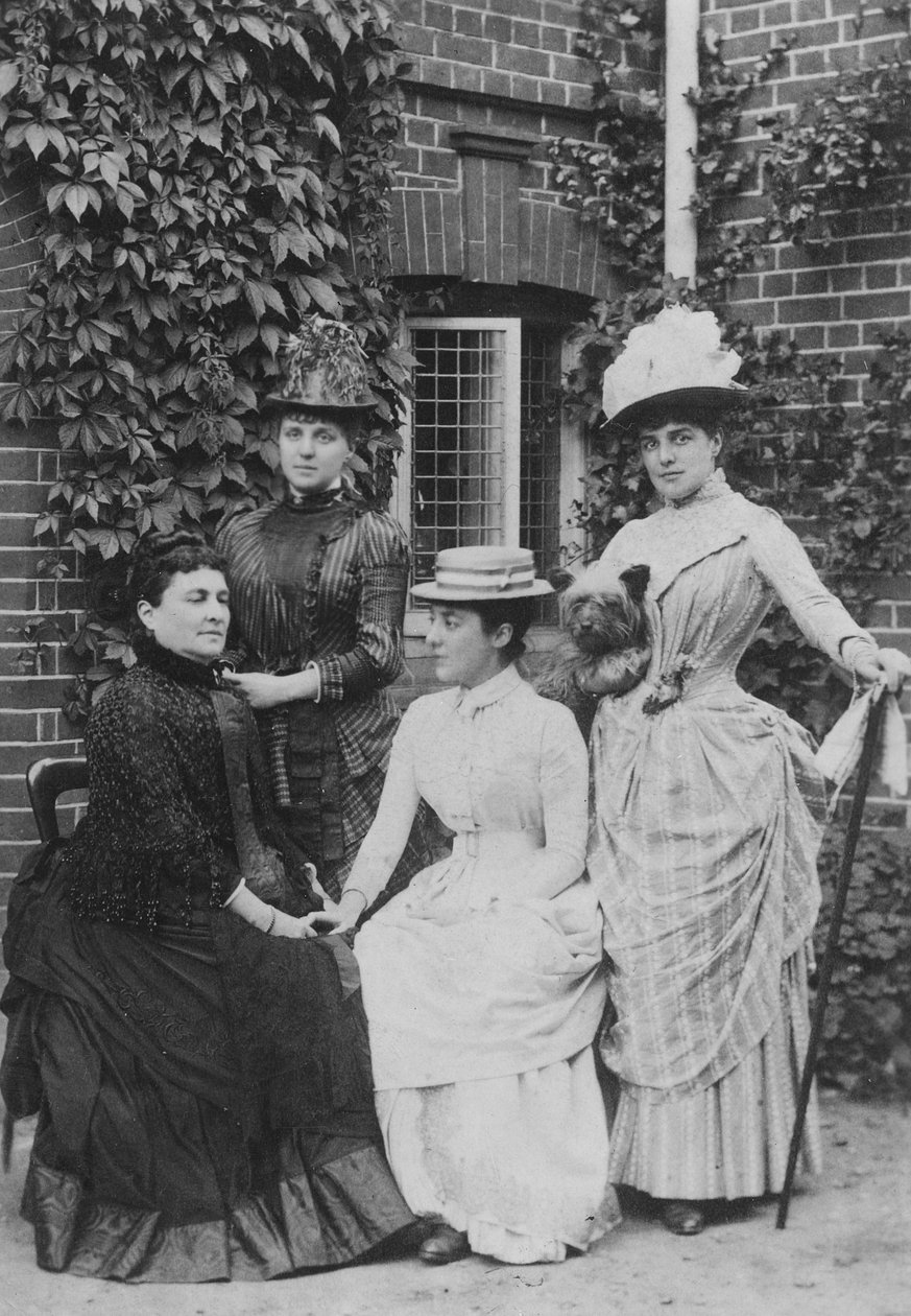 Jennie Jerome, myöhemmin Lady Randolph Churchill, äitinsä ja sisarensa kanssa (bw kuva) tekijältä English Photographer