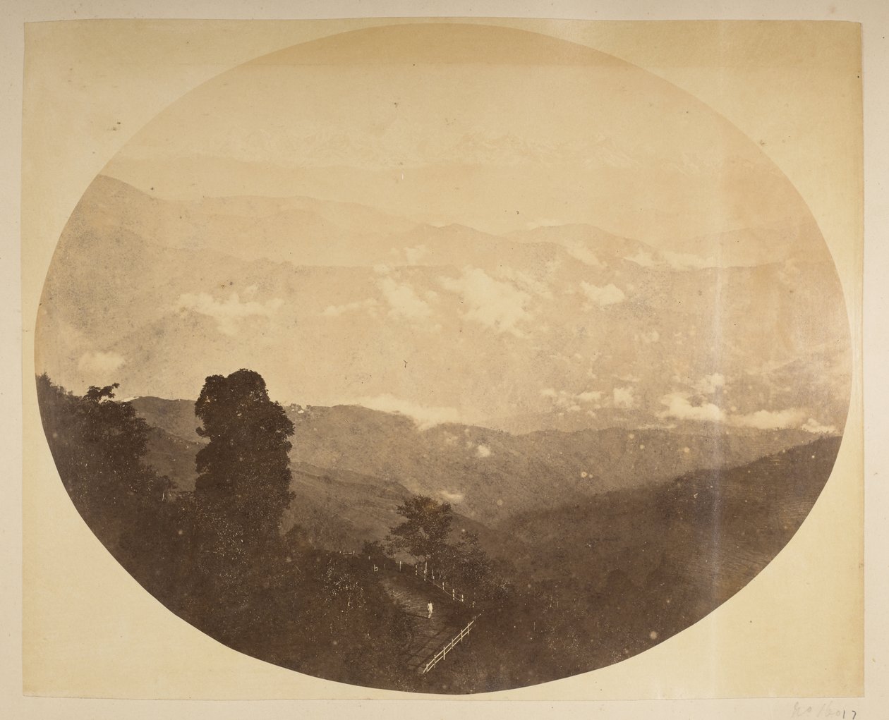 Kanchenjunga kukkulalta lähellä kaupungintaloa, [Darjeeling]. 1870-luvun näkymiä Darjeelingistä tekijältä English Photographer