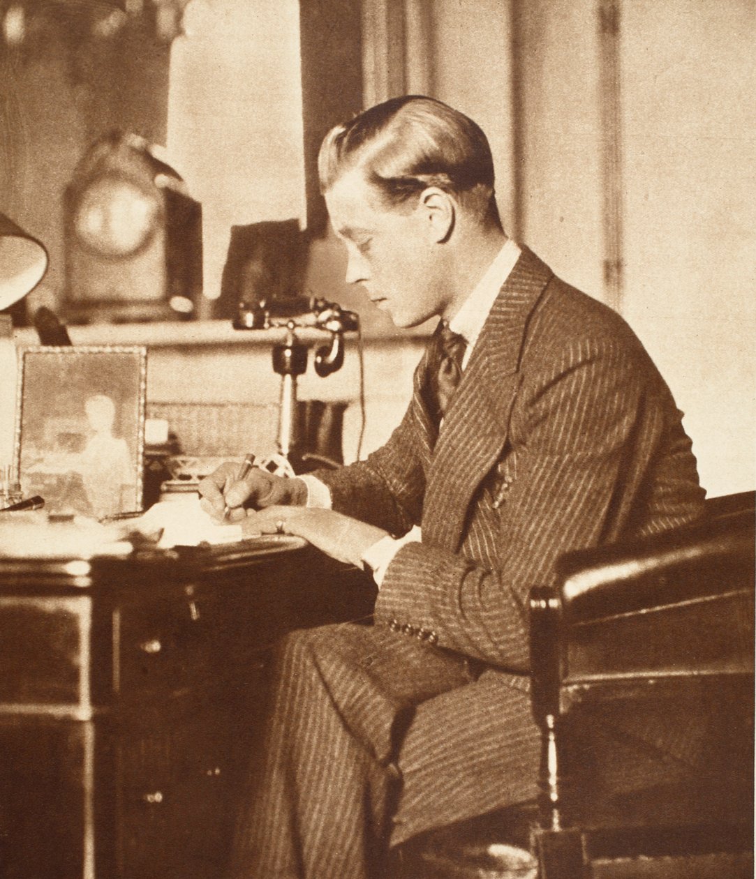 Kuningas Edward VIII pöytänsä ääressä St. Jamesin palatsissa Lontoossa tekijältä English Photographer