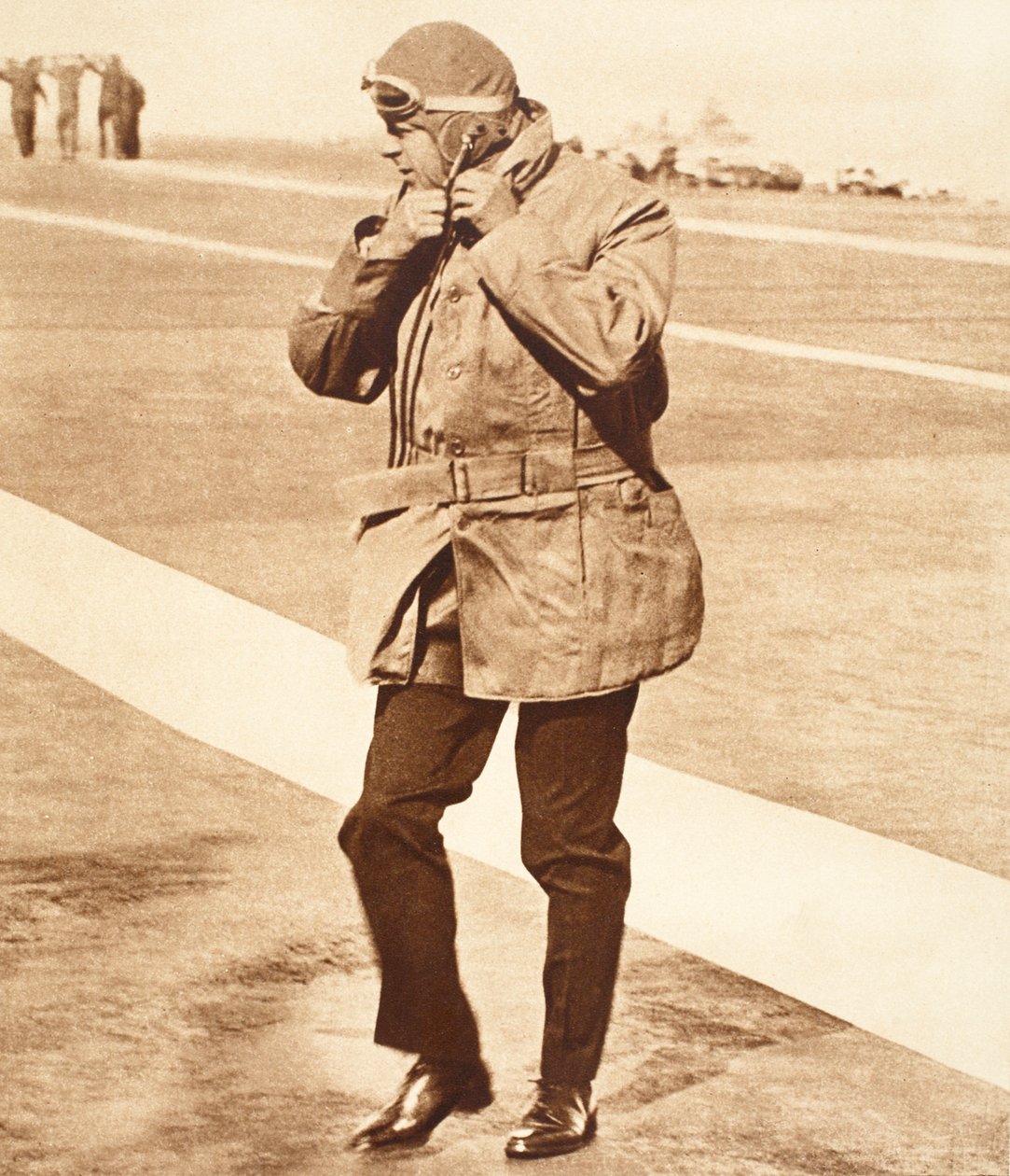 Kuningas Edward VIII laskeutui Weymouthiin lennon jälkeen H.M.S. Rohkea tekijältä English Photographer