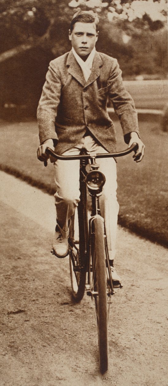 Kuningas Edward VIII ajaa polkupyörällään vuonna 1911 tekijältä English Photographer