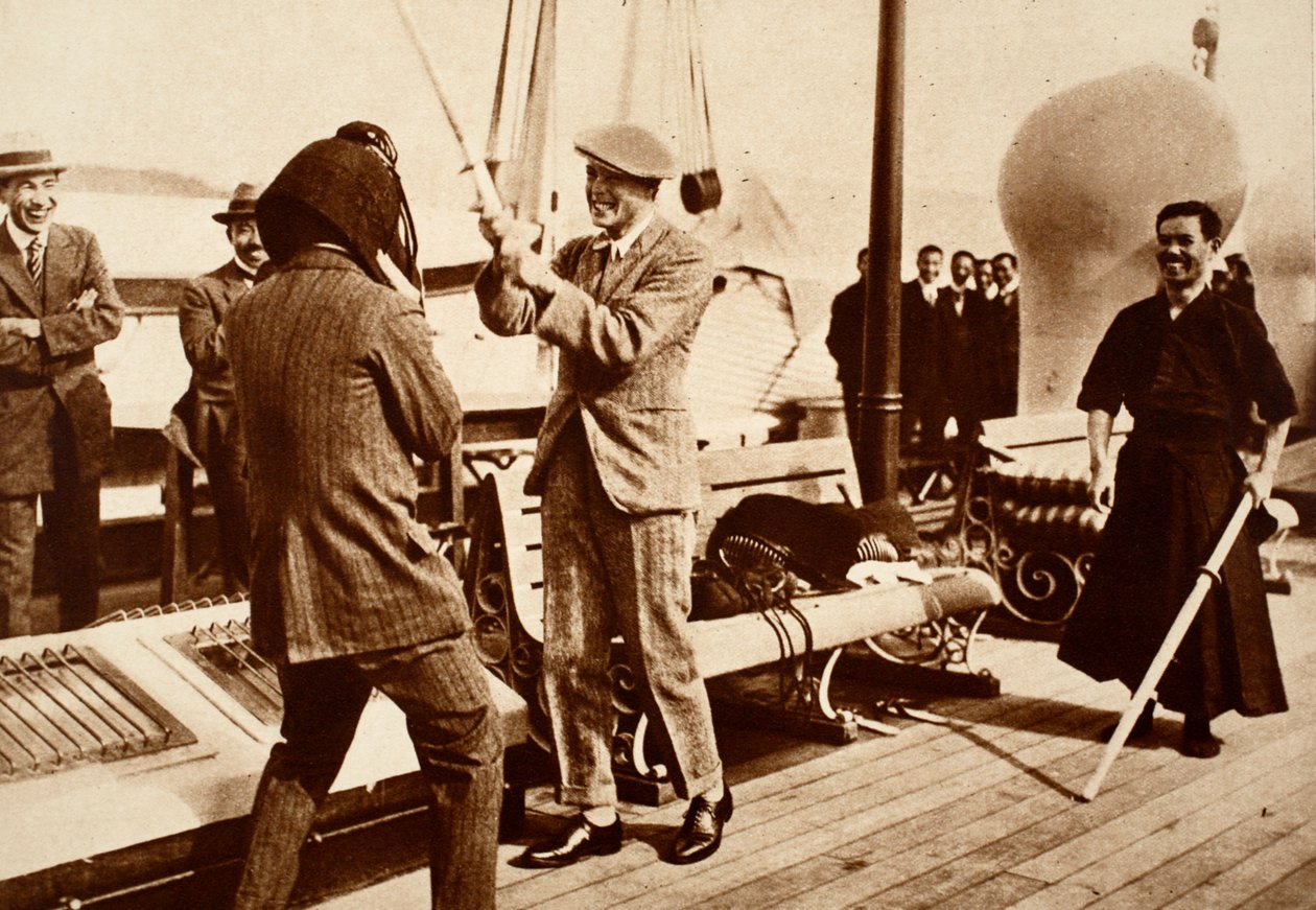 Kuningas Edward VIII testaa japanilaista miekkailukypärää, 1922 tekijältä English Photographer