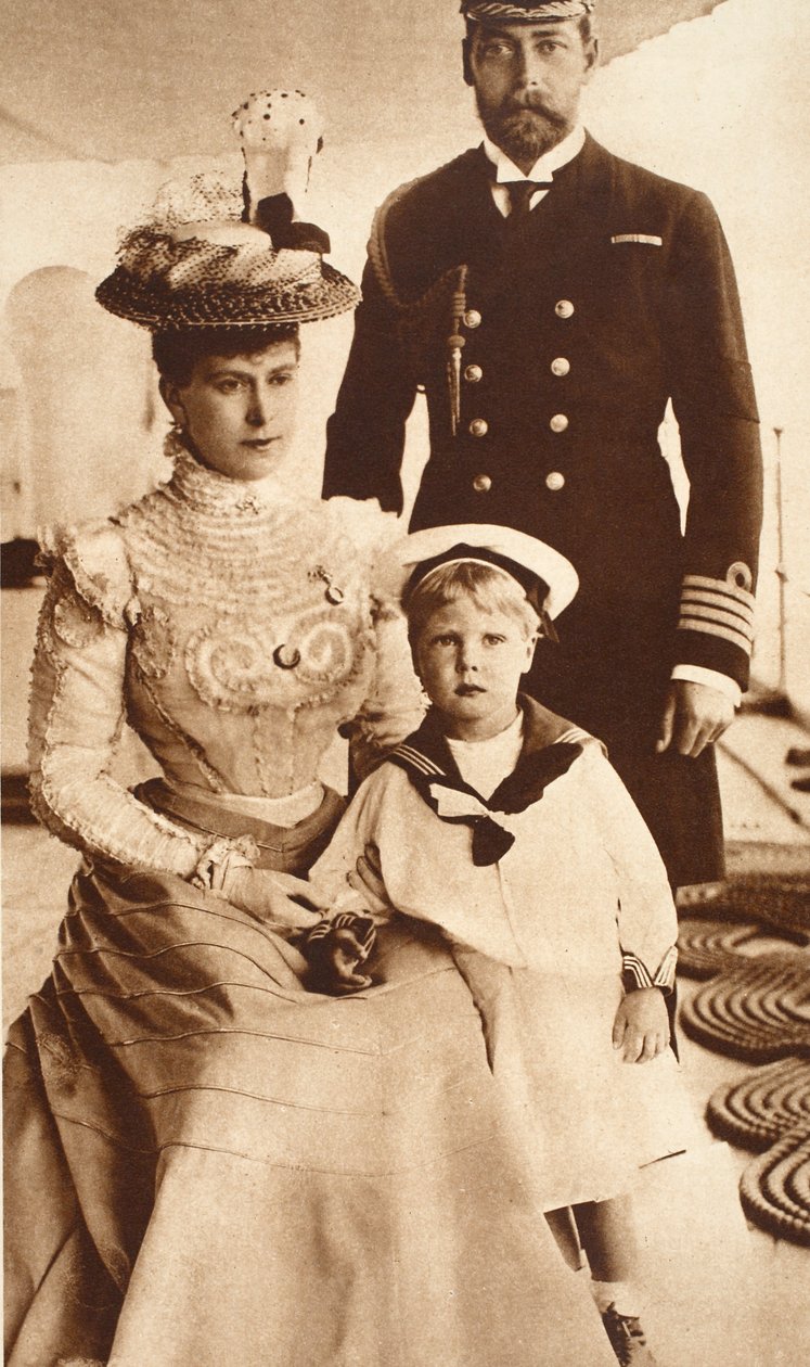 Kuningas Yrjö V, kuningatar Mary ja heidän poikansa Edward VIII, H.M.S. Crescent, n. 1899 tekijältä English Photographer