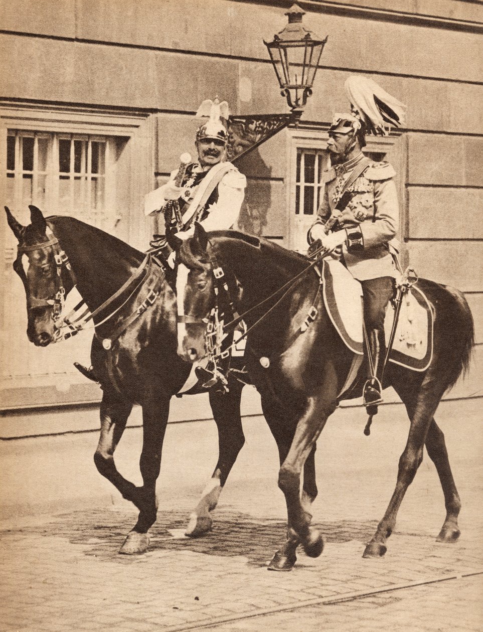 Kuningas Yrjö V ja Keisari Wilhelm II lähtivät Potsdamista osallistuakseen joukkojen katsaukseen vuonna 1913, kuva "Kuningas Yrjö V:n elämä", julkaistu noin 1935 tekijältä English Photographer