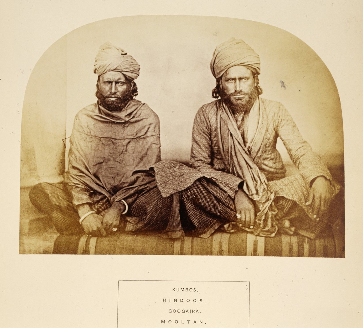 Kumbos, Hindoos, Googaira, Mooltan, J. Forbes Watsonin teoksesta The People of India, julkaistu 1868 (albumiprintti) tekijältä English Photographer