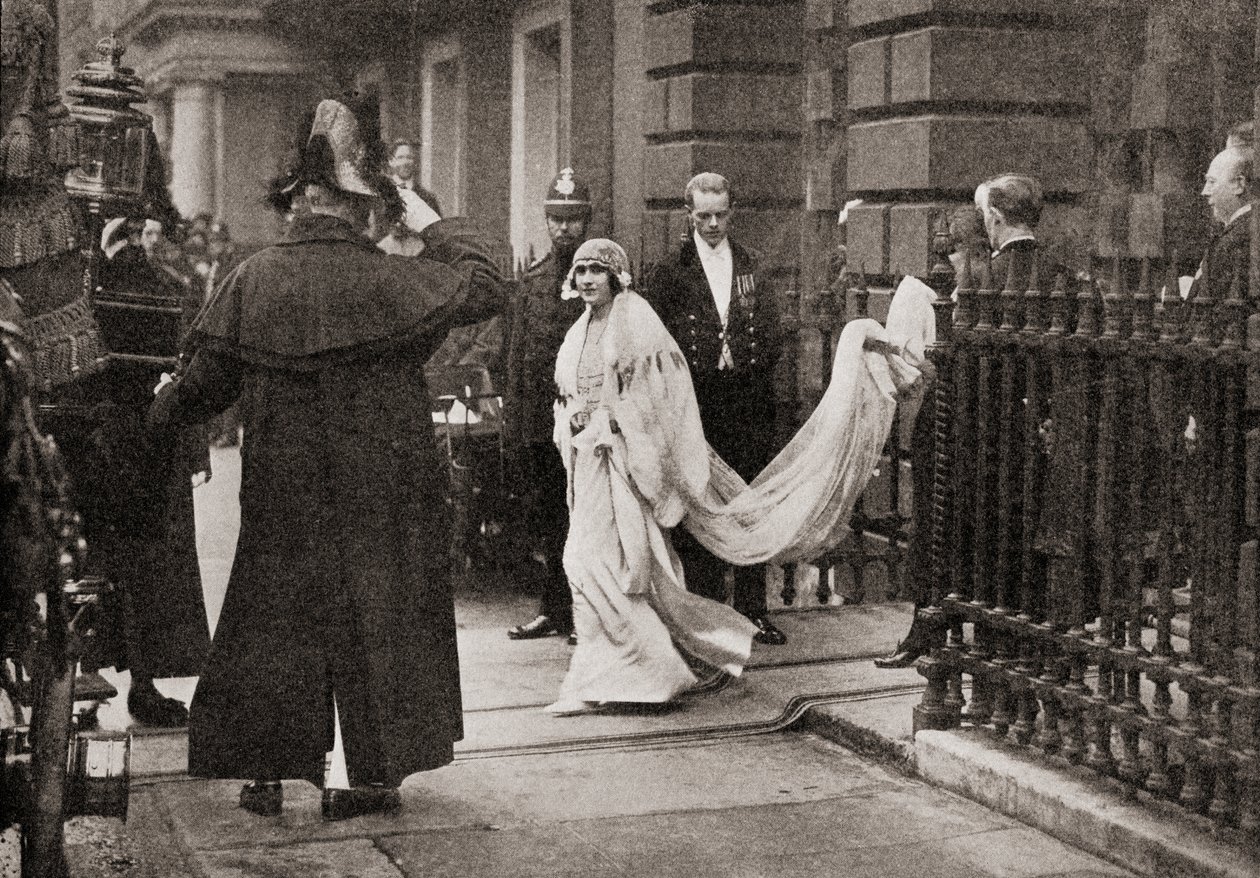 Lady Elizabeth Bowes Lyon matkalla häihinsä 26. huhtikuuta 1923 H.R.H. The Duke of York, myöhemmin kuningas Yrjö VI, The Story of Twenty Five Years, julkaistu 1935 tekijältä English Photographer