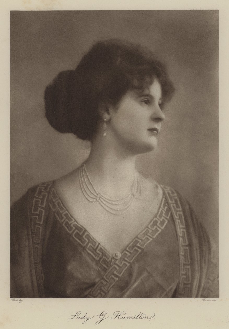 Lady G Hamilton (s/w-kuva) tekijältä English Photographer