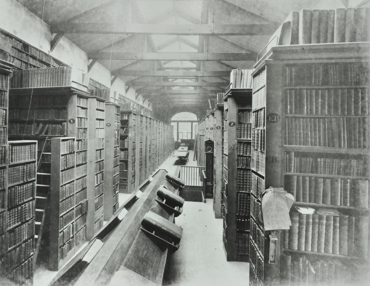 Kirjasto, Sion College, Victoria Embankment, Lontoon kaupunki, 1885 tekijältä English Photographer