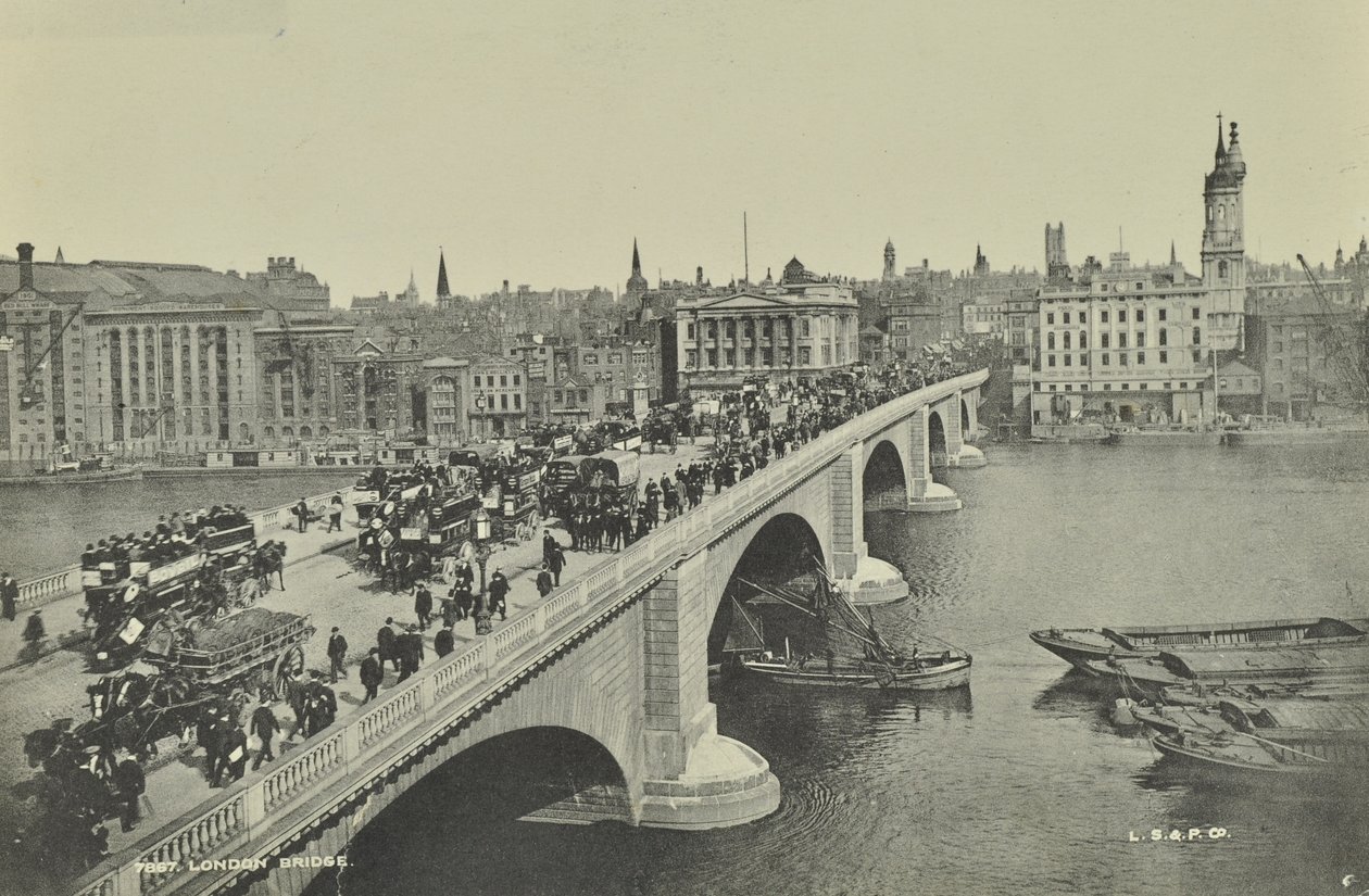 London Bridge: hevosvetoiset omnibussit ja kärryt sekä jalankulkijat ylittävät sillan, 1895 tekijältä English Photographer