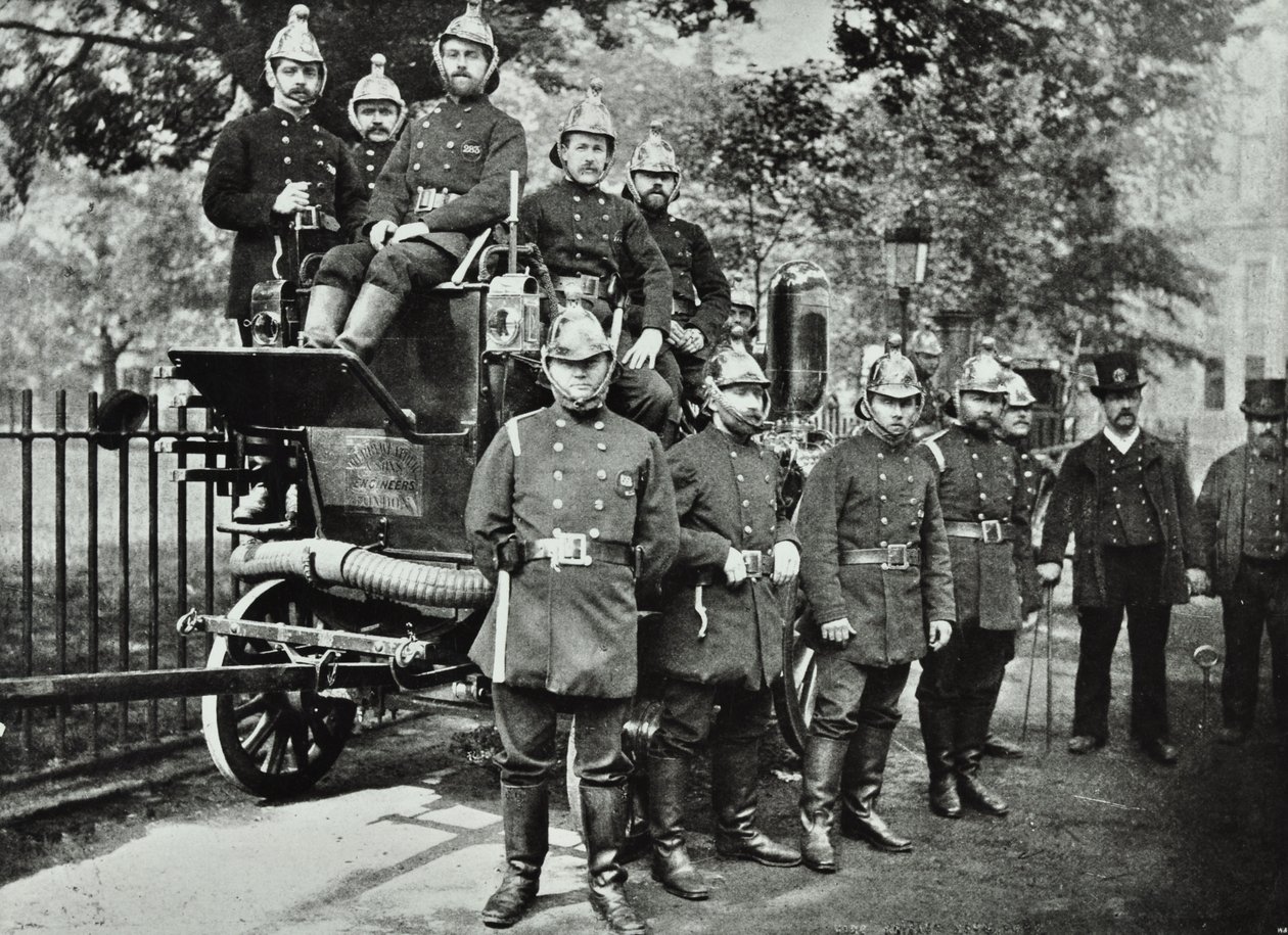 Lontoon palokunta: palomiehiä moottorilla ja kääntöhanoilla, 1895 tekijältä English Photographer