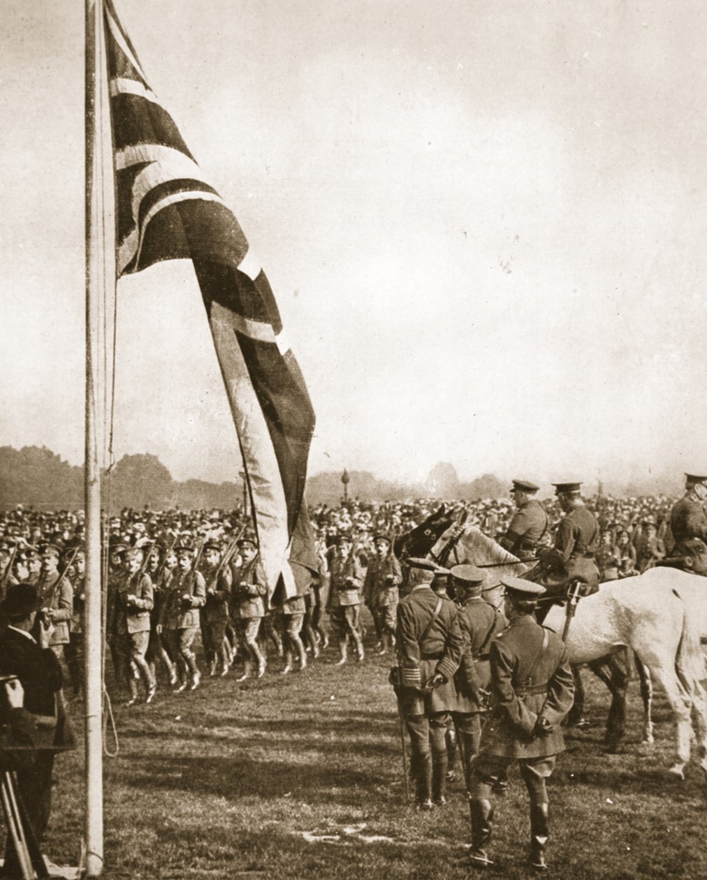 Lord French arvostelee vapaaehtoisia Hyde Parkissa: Silmät jätetty tervehdyspisteeseen, The Illustrated War News, 14. kesäkuuta 1916 (seepiakuva) tekijältä English Photographer