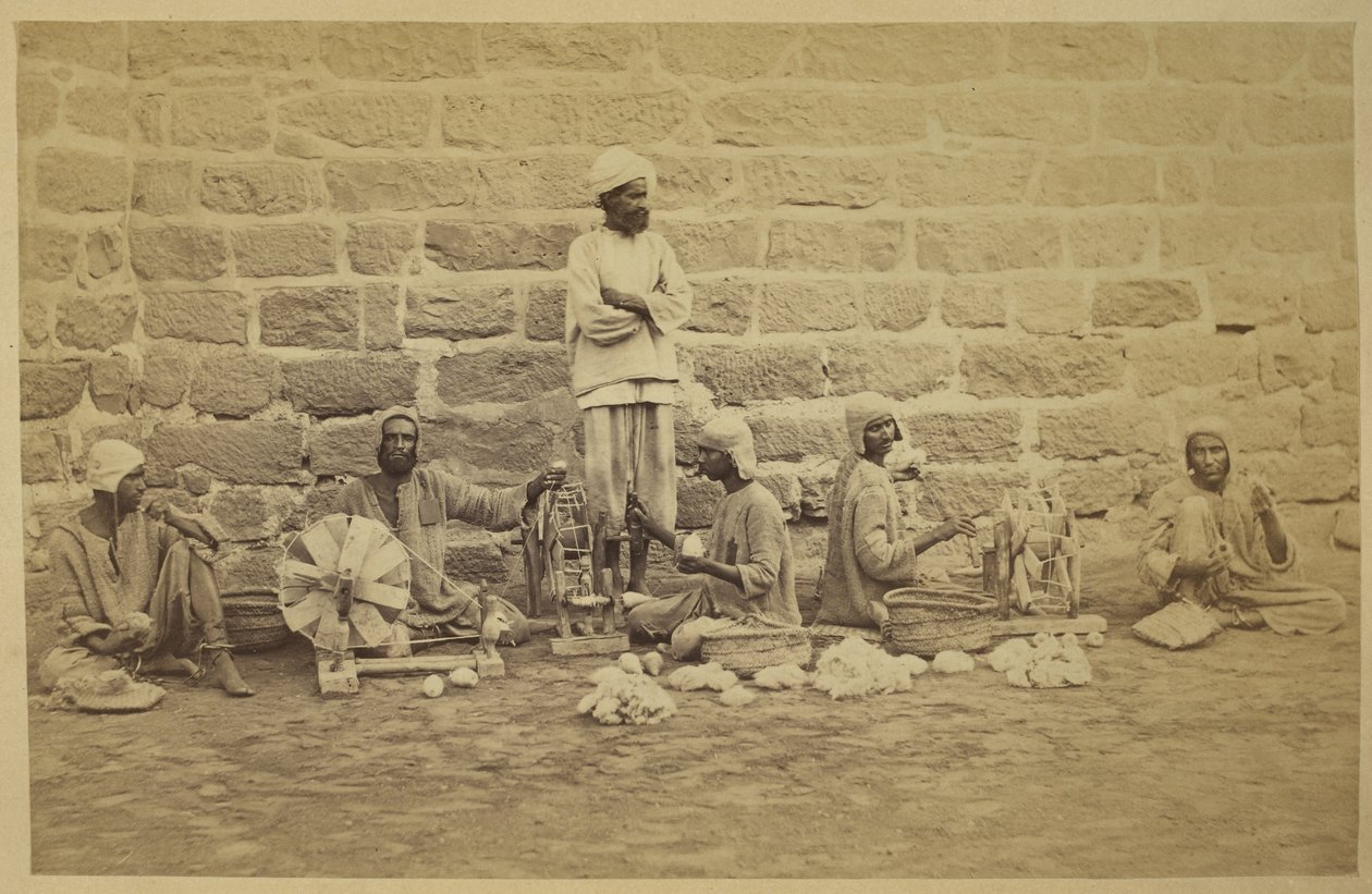 Miesvangit kiertelevät puuvillaa kehruupyörillä Karachin vankilassa. c. 1873160 mm x 250 mm Valokuvaaja: Michie and Company Archaeological Survey of India Kokoelmat: Intian toimistosarja (Nide 52). tekijältä English Photographer