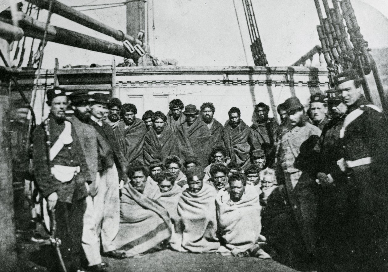 Maorivangit vankilajonossa Wellingtonin satamassa, 1866 tekijältä English Photographer