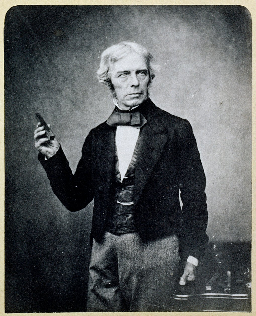 Michael Faraday (1791-1867) pitelemässä magneettipalkkia, Maull ja Polyblank. tekijältä English Photographer