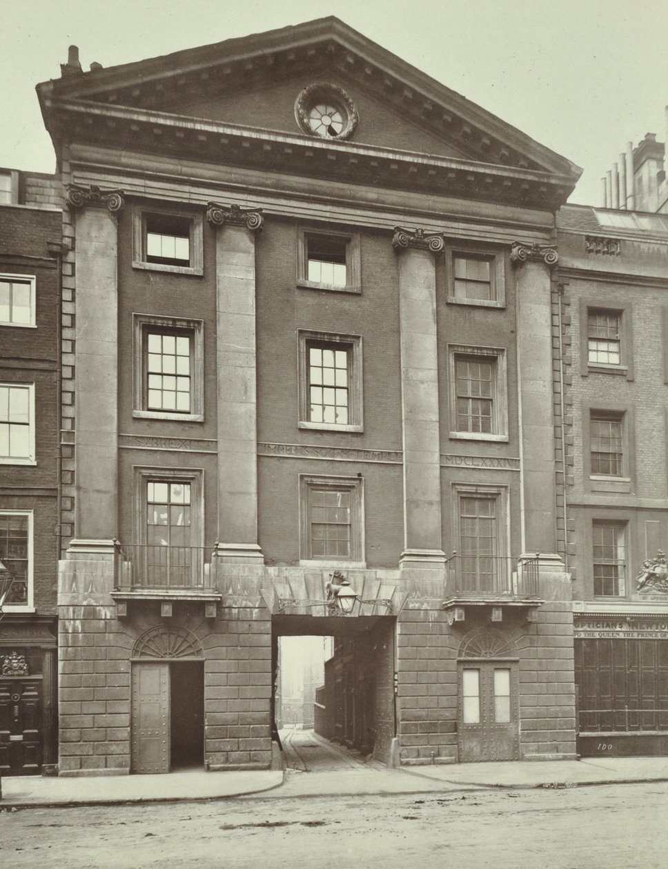 Middle Temple Gatehouse, 1885 tekijältä English Photographer