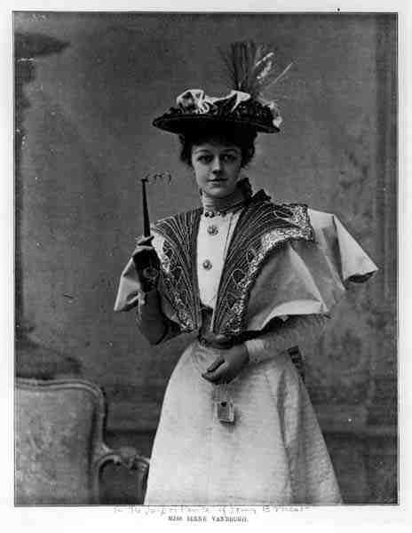 Neiti Irene Vanbrugh Oscar Wilden (1854-1900) elokuvassa The Importance of Being Earnest (Earnestin merkitys) St. James -teatterissa 4. toukokuuta 1895 (s/w-kuva). tekijältä English Photographer
