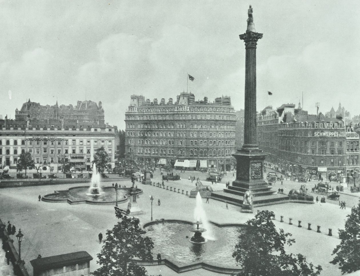 Nelsons-pylväs, Trafalgar Square, Westminster LB: katsot kaakkoon, 1895 tekijältä English Photographer