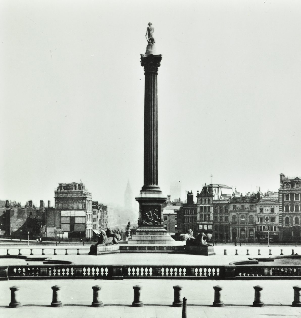 Nelsons-pylväs, Trafalgar Square, Westminster LB: katsot etelään National Gallerysta, 1870 tekijältä English Photographer