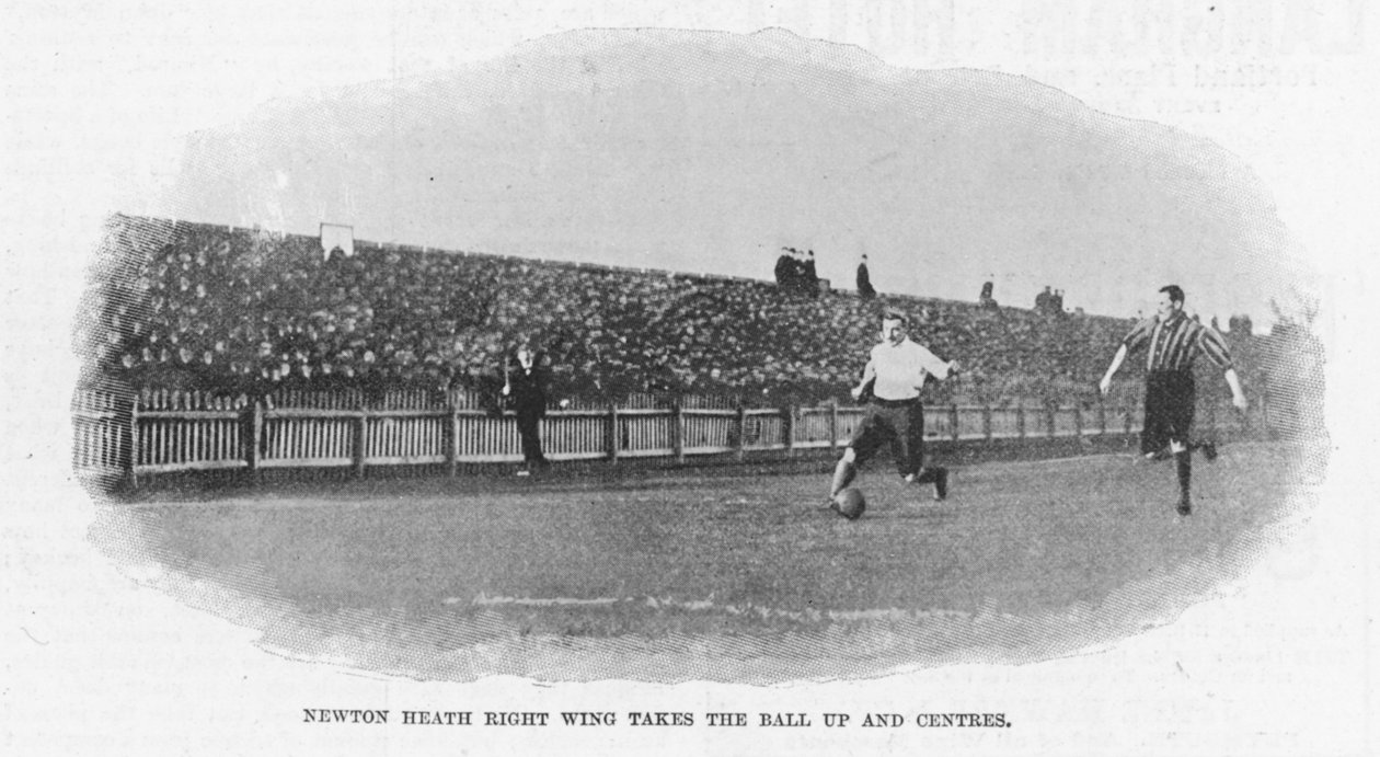 Newton Heathin oikea siipi ottaa pallon ylös ja keskittää, 1899 tekijältä English Photographer