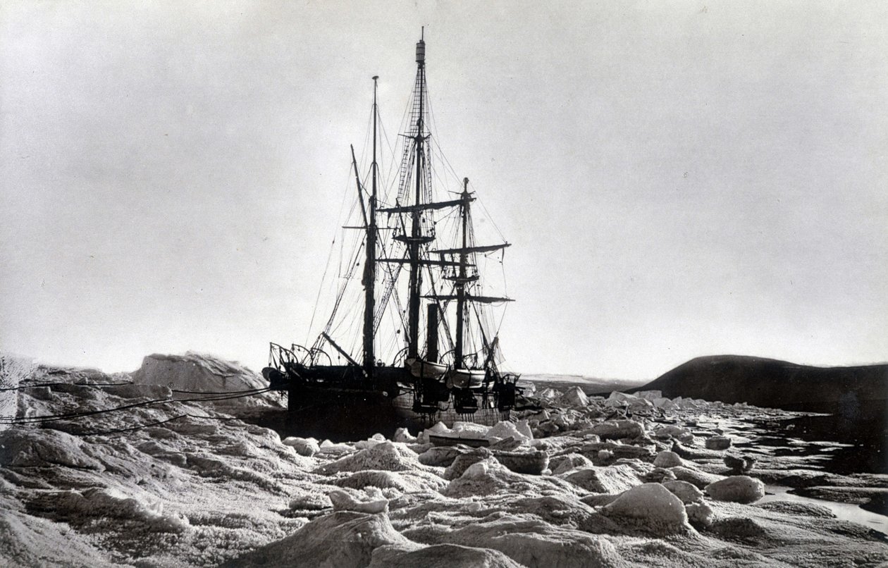Pohjoisnapa: "" Alert"" niputettu lähellä Cape Beecheyä, Robesonin kanava - "" Tarina matkasta Napajärvelle vuosina 1875-76", G.S. Nares, toim. Lontoo tekijältä English Photographer
