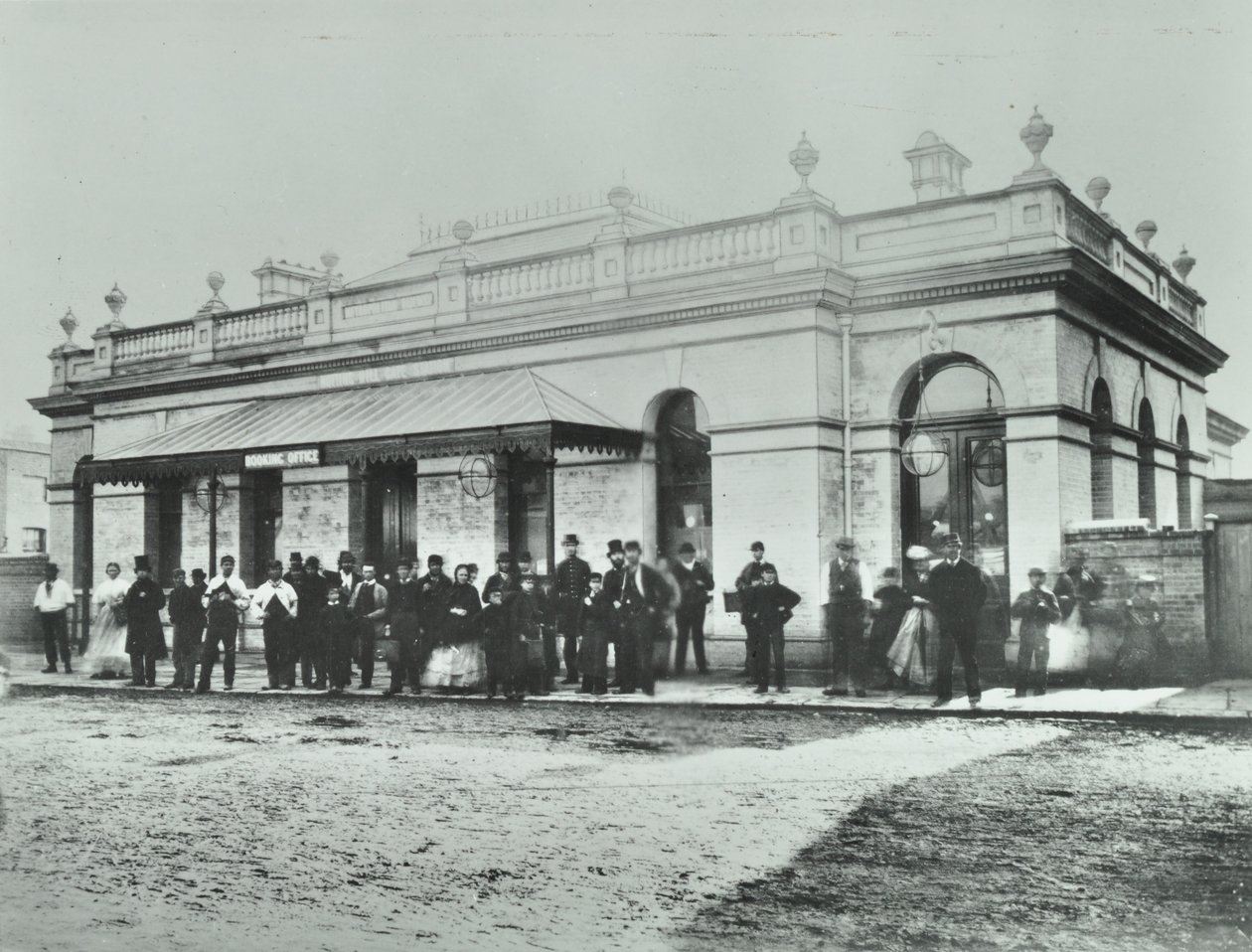 Notting Hill Gaten asema: Metropolitan Railwayn ulkokuori, 1868 tekijältä English Photographer