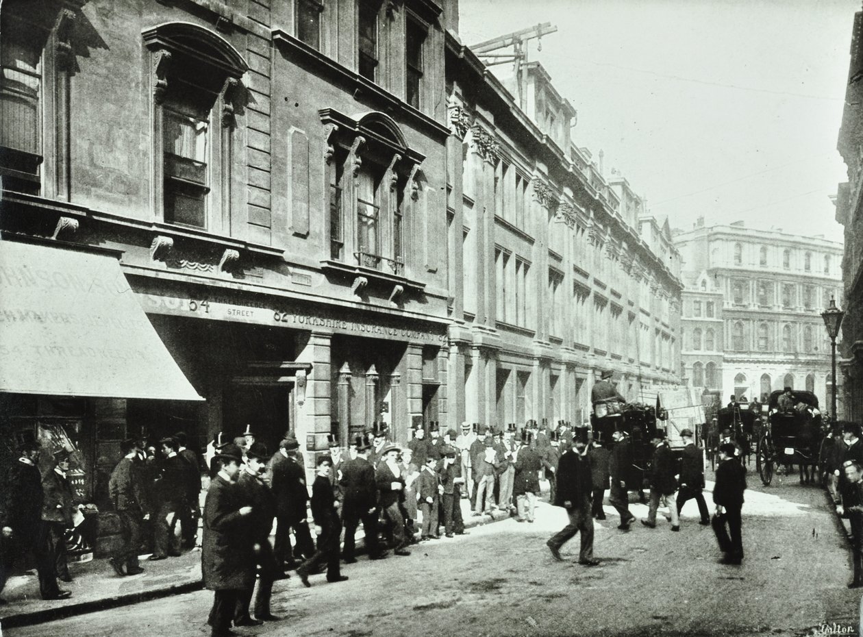 Old Broad Street, sisäänkäynti pörssiin, Lontoon City, 1890 tekijältä English Photographer