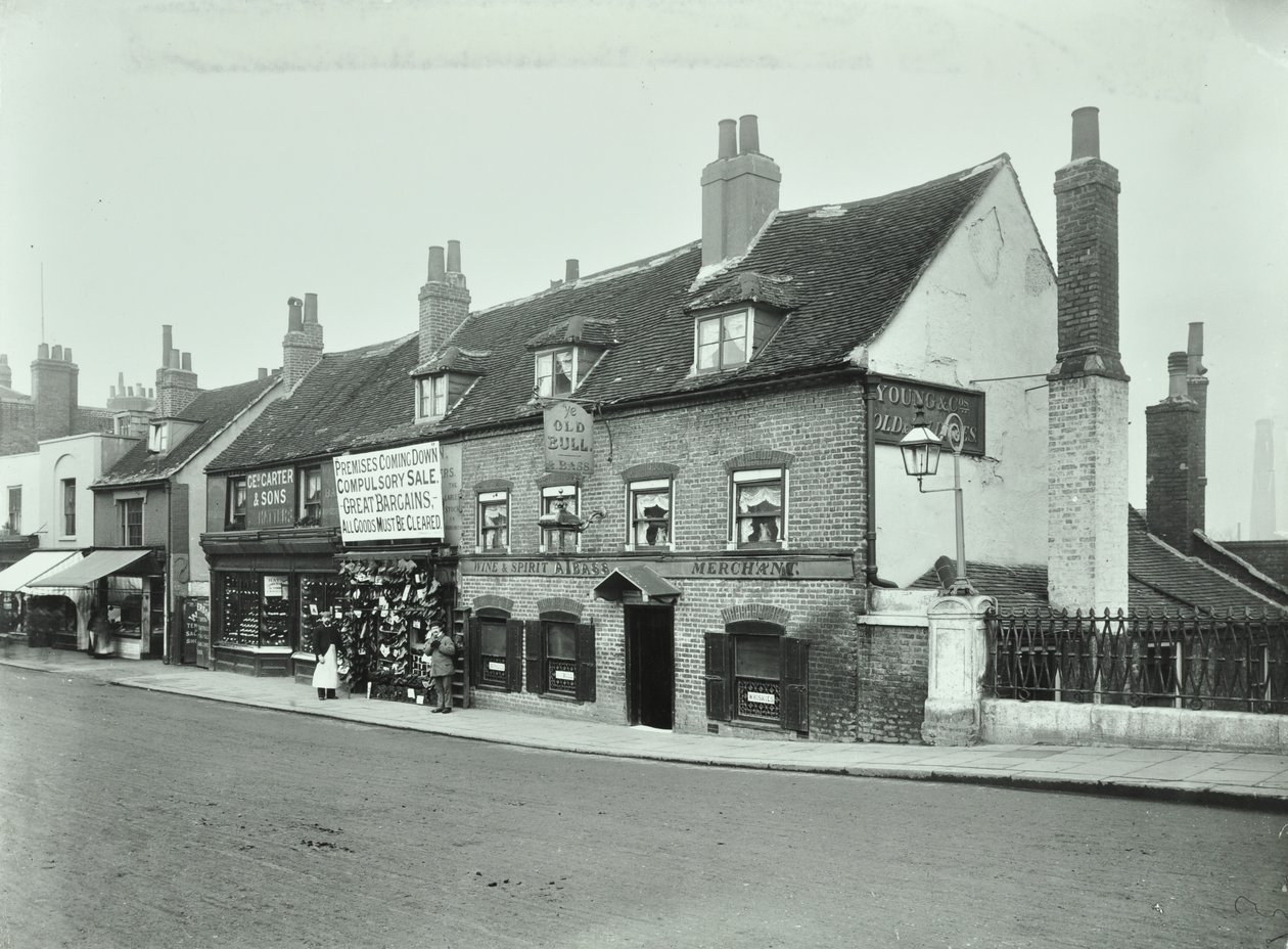 Old Bull, Wandsworth High Street, 1897 tekijältä English Photographer