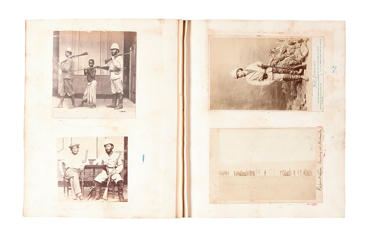 Sivuja albumista, joka kuuluu Henry Morton Stanleylle (m/v kuva) tekijältä English Photographer