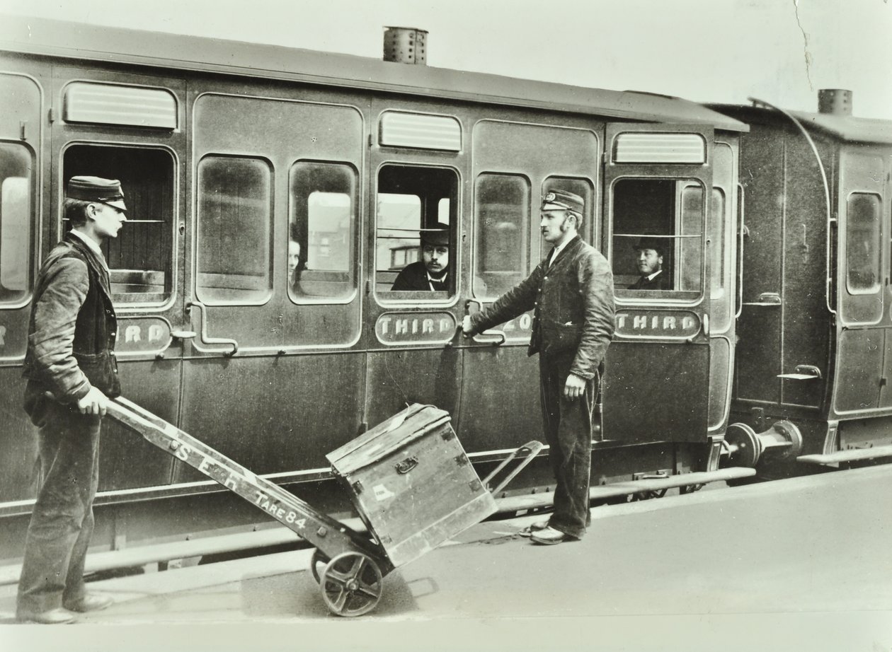 Porterit rautatieasemalla, 1885 tekijältä English Photographer