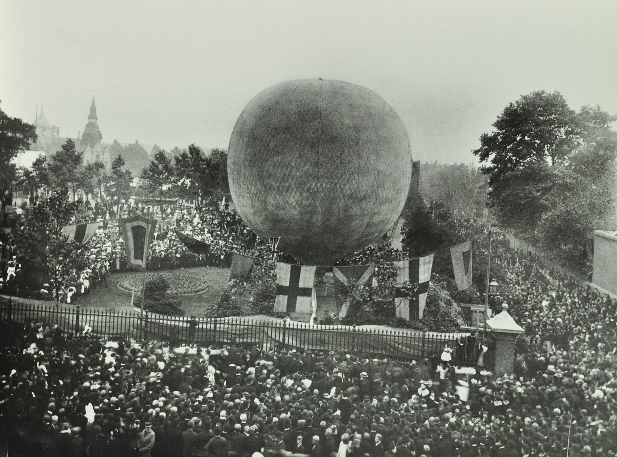 Poplar Recreation Ground: väkijoukkoja katsomassa kuumailmapalloa, 1892 tekijältä English Photographer